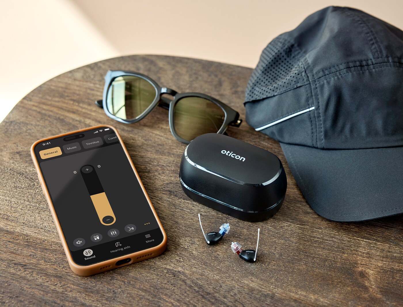 Rechargeable hearing aids with smart charger